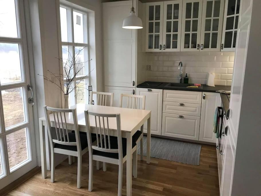 Mysig Stuga Med Sjoetomt, Naera Jaervsoebacken Eksteriør bilde